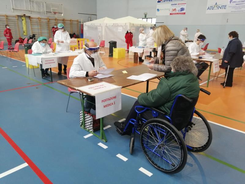 Vaccini per gli over 80 a Racconigi