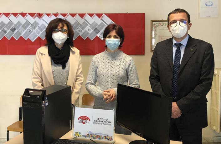 Biraghi regala 5 computer alla scuola