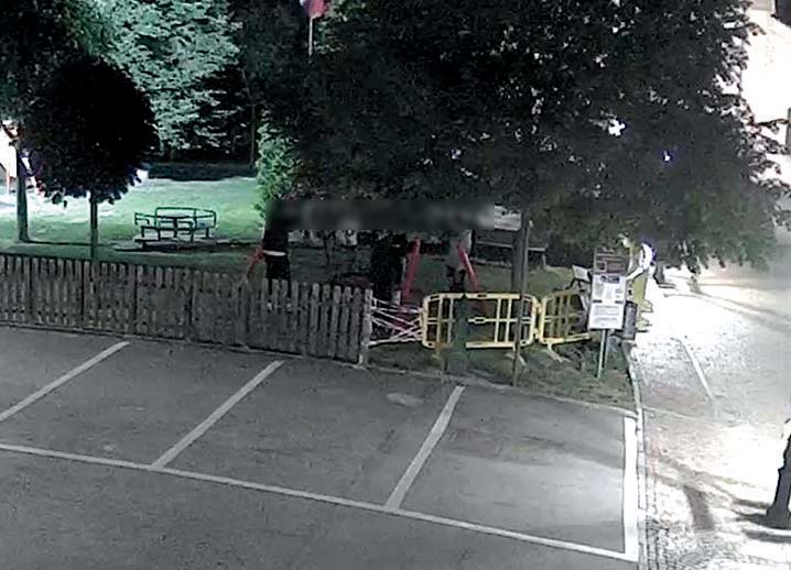 Teppistelli nei giardini in piazza