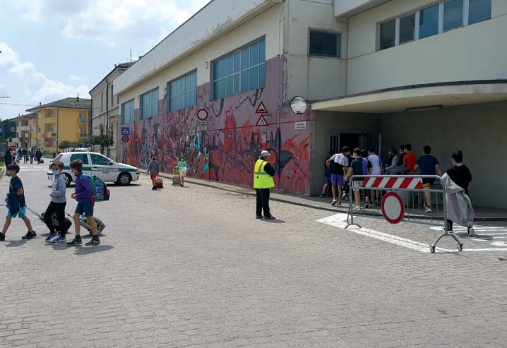 Transenne girevoli davanti a scuola