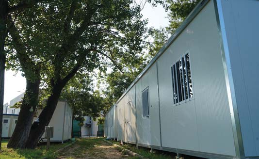 Container per 15 migranti in via Alba