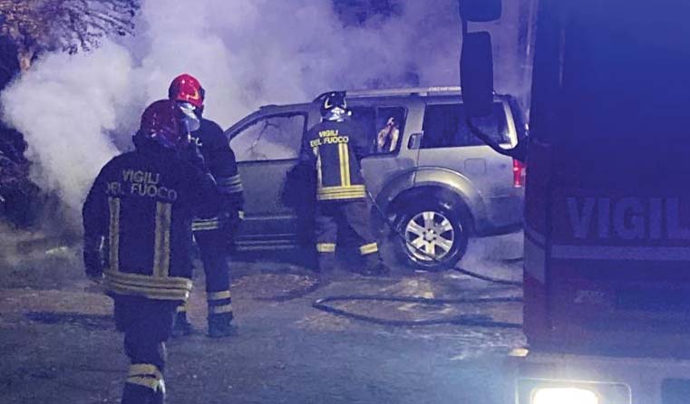 A Cavallermaggiore le auto bruciano