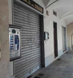 Furto con spaccata in farmacia