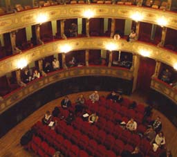 Si torna a teatro, abbonamenti online