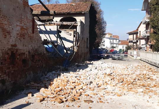Crollato il muro in via dei Salici