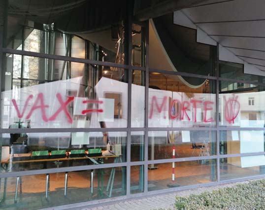 Imbrattato il centro vaccini
