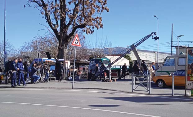 La piazza della stazione diventa un set
