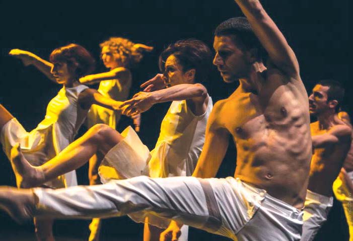 Bolero e Carmen ballano in teatro
