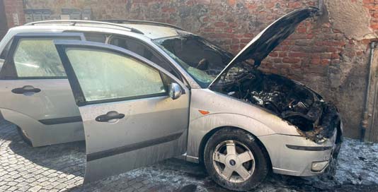 Auto in fiamme, identificato un uomo