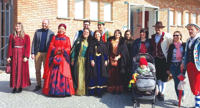 Ballo in costume al Lux