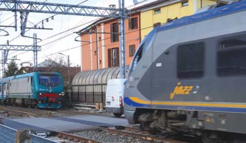 Furgone incastrato in mezzo al passaggio a livello