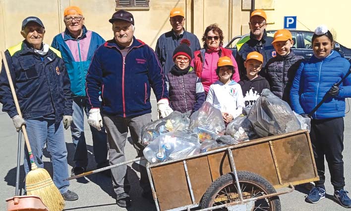 In strada, armati di sacchi e paletta