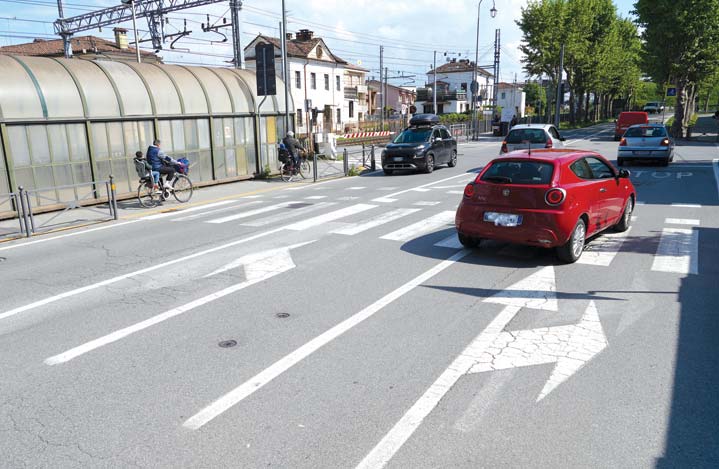 Basta code al passaggio a livello