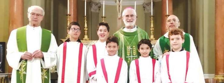 Il vescovo don Marco Arnolfo in festa con la leva dei settantenni