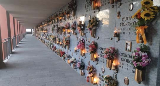 Al cimitero spariscono le foto
