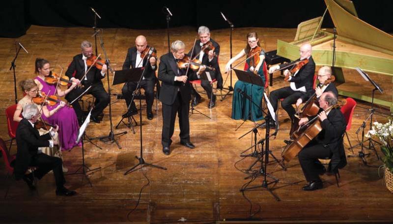 Il virtuosismo del maestro Ughi a teatro