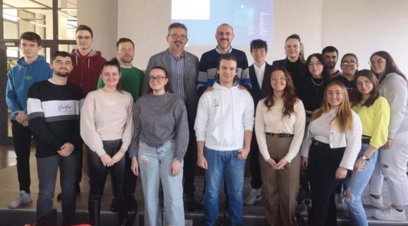 Edilizia scolastica, studenti al lavoro