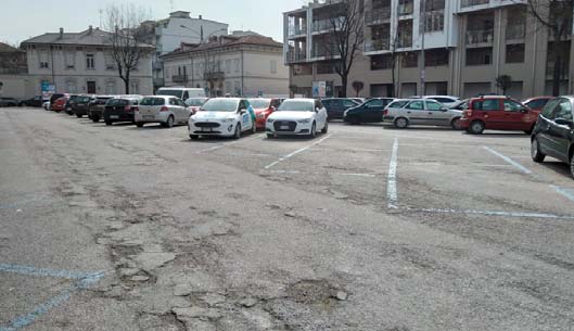Una piazza tagliata a met