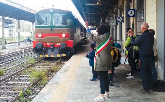 Flashmob per riattivare le linee sospese