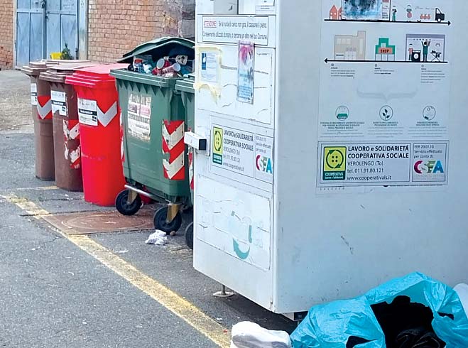 Via i cassonetti per gli abiti usati