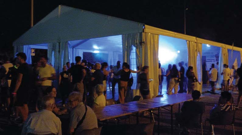 Bufera sugli adesivi sessisti