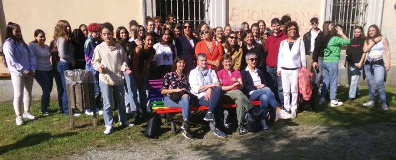 Panchina colorata per i diritti di tutti