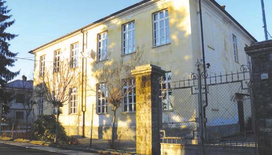 Braccianti agricoli nella ex scuola?