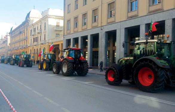 Esplode la rabbia dei trattori