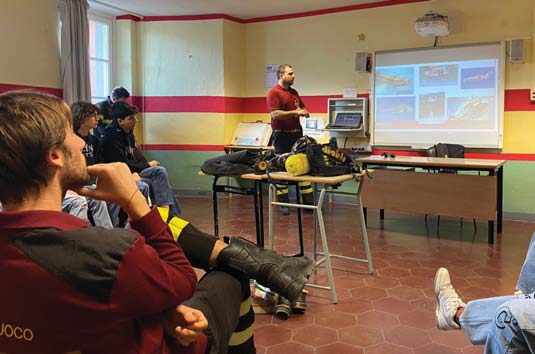 A scuola per reclutare nuovi pompieri