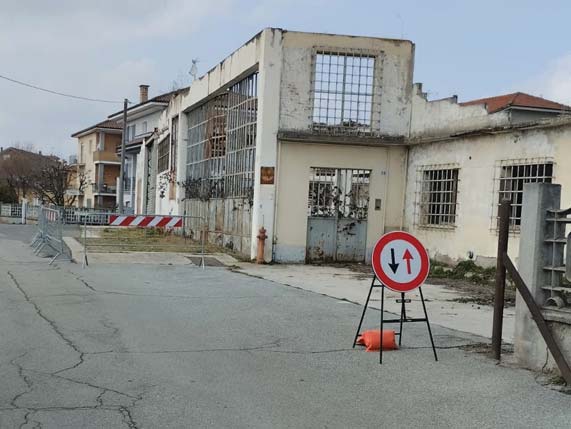 Edificio pericolante, senso unico