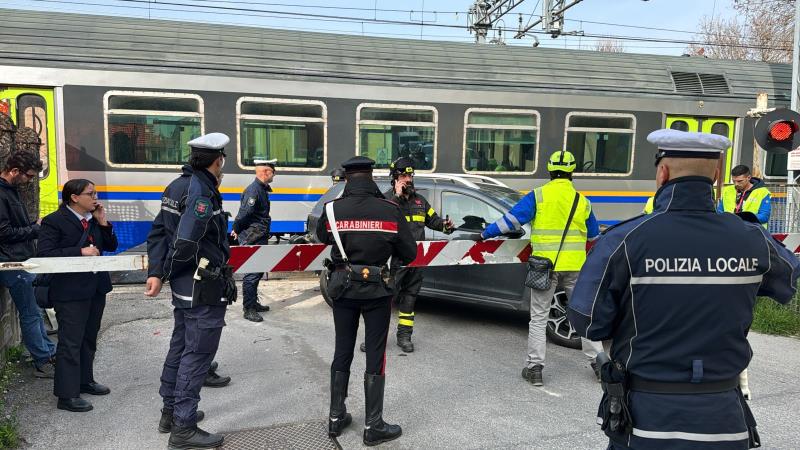 Auto tra le sbarre investita dal treno