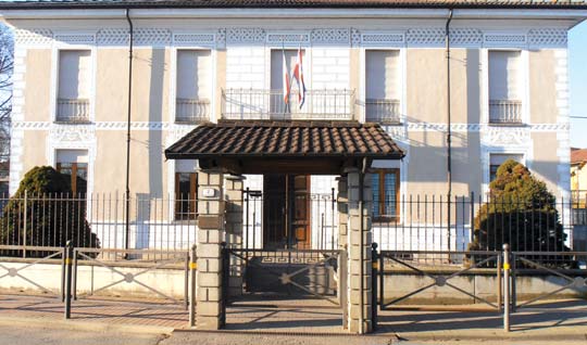 Asilo, Sola chiede conto dei tagli