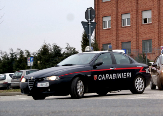 Lascia la figlia chiusa nel minivan