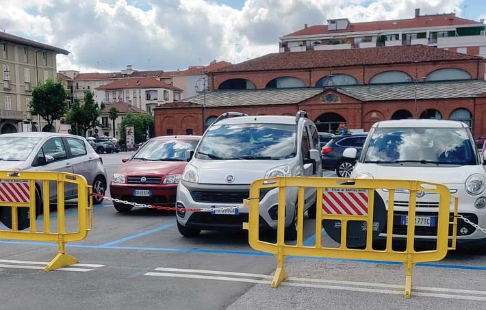 Piazza del Popolo resta un parcheggio