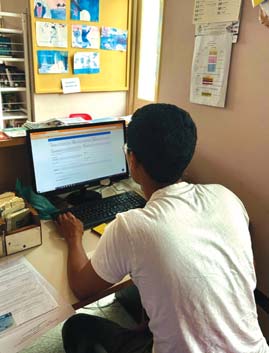 Marwan, volontario della biblioteca, supporta le famiglie