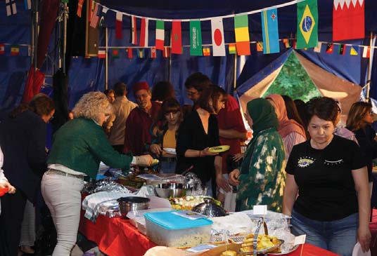 Un intero villaggio attorno alla tavola