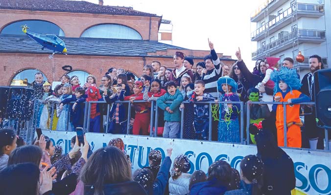 Maschere pronte a invadere la piazza