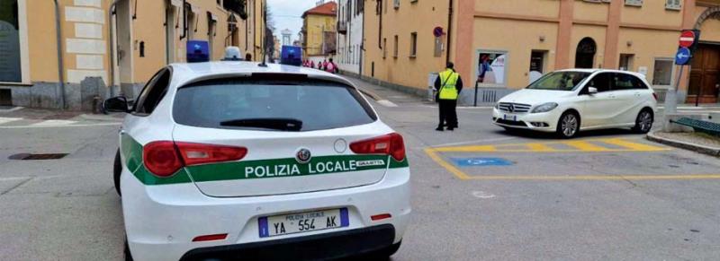 Auto abbandonata in via Mabellini