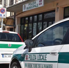 Fugge al controllo dei vigili, denunciato dopo un inseguimento