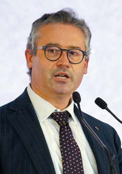 Borse in profondo rosso, ma nervi saldi