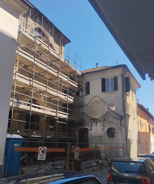La cicogna blocca il cantiere della chiesa
