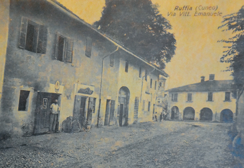 Cento anni per la tabaccheria Lumello