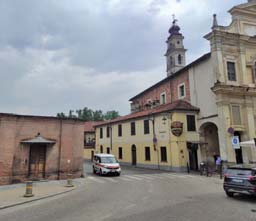 Auto che sfrecciano e strade strette tra le segnalazioni dei residenti