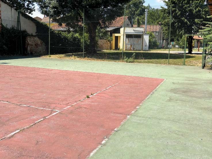 Troppe lamentele, si sposta il canestro