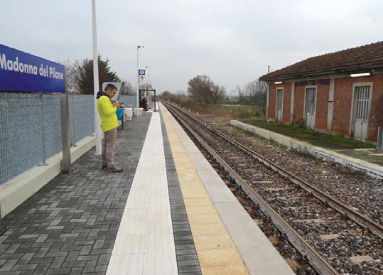 Il treno per Bra resta fermo in stazione