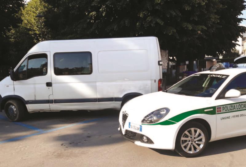 Furgone fugge al posto di controllo