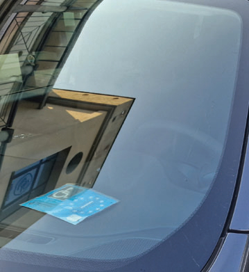 Utilizzava il pass per invalidi del padre deceduto nel 2021