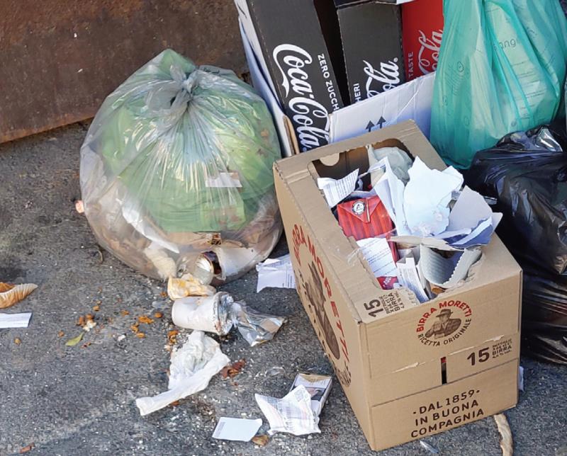 Via Aires, una discarica a cielo aperto - I residenti si mobilitano