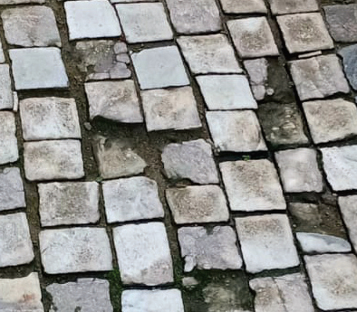 Porfido nel centro storico, croce e delizia