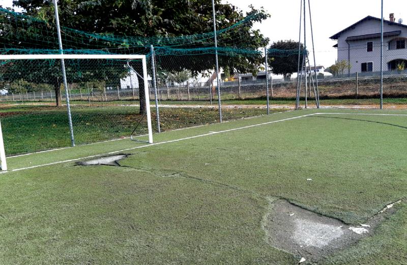 Tra porte rotte e manto squarciato